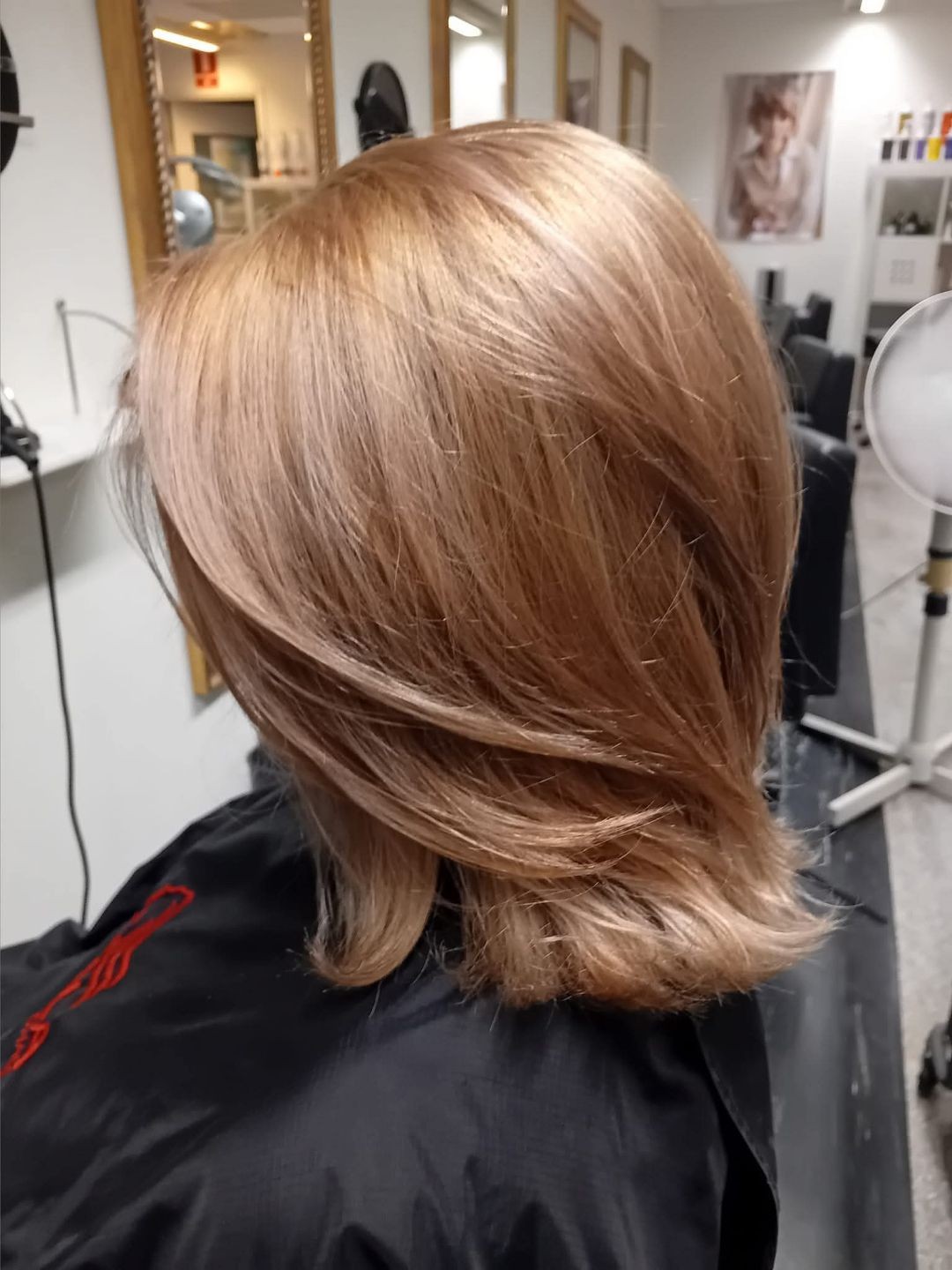 Varm blond bob med volym